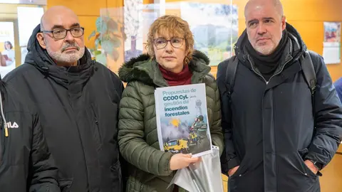 El secretario general de CCOO, Unai Sordo, junto a la secretaria general de CCOO CyL, Ana Fernández de los Muros se concentran en las puertas de la Junta tras una asamblea para delegados celebrada en la Feria de Muestras. En la imagen entregan una propuesta contra la gestión de incendios en el registro de la consejería de Medio Ambiente. Foto: Eduardo Margareto.