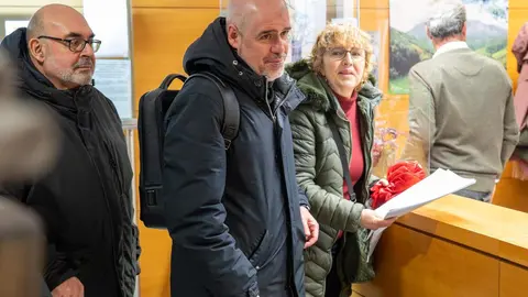 El secretario general de CCOO, Unai Sordo, junto a la secretaria general de CCOO CyL, Ana Fernández de los Muros se concentran en las puertas de la Junta tras una asamblea para delegados celebrada en la Feria de Muestras. En la imagen entregan una propuesta contra la gestión de incendios en el registro de la consejería de Medio Ambiente. Foto: Eduardo Margareto.