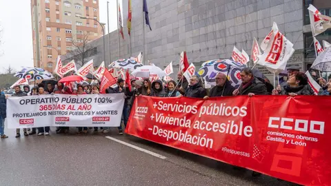 El secretario general de CCOO, Unai Sordo, junto a la secretaria general de CCOO CyL, Ana Fernández de los Muros se concentran en las puertas de la Junta tras una asamblea para delegados celebrada en la Feria de Muestras. En la imagen entregan una propuesta contra la gestión de incendios en el registro de la consejería de Medio Ambiente. Foto: Eduardo Margareto.