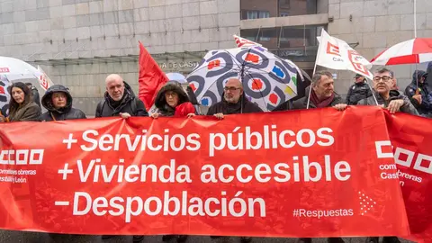 El secretario general de CCOO, Unai Sordo, junto a la secretaria general de CCOO CyL, Ana Fernández de los Muros se concentran en las puertas de la Junta tras una asamblea para delegados celebrada en la Feria de Muestras. En la imagen entregan una propuesta contra la gestión de incendios en el registro de la consejería de Medio Ambiente. Foto: Eduardo Margareto.