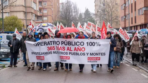 El secretario general de CCOO, Unai Sordo, junto a la secretaria general de CCOO CyL, Ana Fernández de los Muros se concentran en las puertas de la Junta tras una asamblea para delegados celebrada en la Feria de Muestras. En la imagen entregan una propuesta contra la gestión de incendios en el registro de la consejería de Medio Ambiente. Foto: Eduardo Margareto.