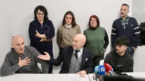 La plataforma creada por la Comisión de Fiestas de Villamanín da una rueda de prensa para informar sobre el desarrollo del proceso de registro. Foto: Peio García