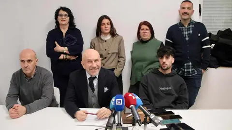 La plataforma creada por la Comisión de Fiestas de Villamanín da una rueda de prensa para informar sobre el desarrollo del proceso de registro. Foto: Peio García