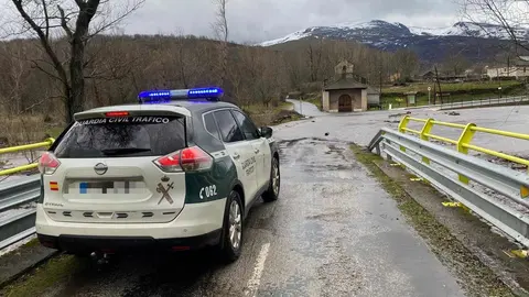 El desembalse de Villameca agrava las inundaciones en León y extiende la alerta hasta La Bañeza. El aumento del caudal del Tuerto y los desbordamientos del Bernesga, Órbigo y Duerna anegan viviendas, fincas y carreteras en el Bierzo y la Maragatería.