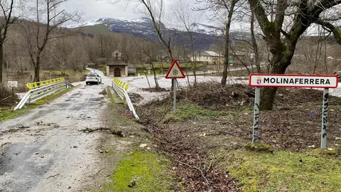 El desembalse de Villameca agrava las inundaciones en León y extiende la alerta hasta La Bañeza. El aumento del caudal del Tuerto y los desbordamientos del Bernesga, Órbigo y Duerna anegan viviendas, fincas y carreteras en el Bierzo y la Maragatería.