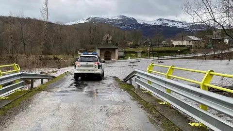 El desembalse de Villameca agrava las inundaciones en León y extiende la alerta hasta La Bañeza. El aumento del caudal del Tuerto y los desbordamientos del Bernesga, Órbigo y Duerna anegan viviendas, fincas y carreteras en el Bierzo y la Maragatería.