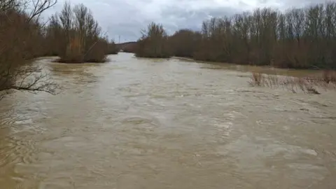 El desembalse de Villameca agrava las inundaciones en León y extiende la alerta hasta La Bañeza. El aumento del caudal del Tuerto y los desbordamientos del Bernesga, Órbigo y Duerna anegan viviendas, fincas y carreteras en el Bierzo y la Maragatería.