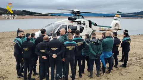 La Guardia Civil concluyó un nuevo curso de buceador por el que 19 agentes ya están habilitados para prestar servicio en el GEAS (Grupo Especial de Actividades Subacuáticas) por todo el territorio nacional. Han finalizado la formación en el embalse de Bárcena en Ponferrada (León), tras realizar diferentes prácticas en Cádiz y Murcia. Fotos: Guardia Civil
