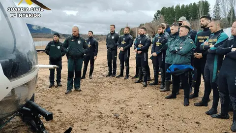 La Guardia Civil concluyó un nuevo curso de buceador por el que 19 agentes ya están habilitados para prestar servicio en el GEAS (Grupo Especial de Actividades Subacuáticas) por todo el territorio nacional. Han finalizado la formación en el embalse de Bárcena en Ponferrada (León), tras realizar diferentes prácticas en Cádiz y Murcia. Fotos: Guardia Civil