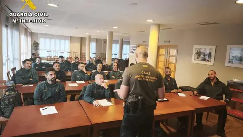 La Guardia Civil concluyó un nuevo curso de buceador por el que 19 agentes ya están habilitados para prestar servicio en el GEAS (Grupo Especial de Actividades Subacuáticas) por todo el territorio nacional. Han finalizado la formación en el embalse de Bárcena en Ponferrada (León), tras realizar diferentes prácticas en Cádiz y Murcia. Fotos: Guardia Civil