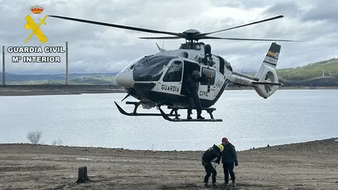 La Guardia Civil concluyó un nuevo curso de buceador por el que 19 agentes ya están habilitados para prestar servicio en el GEAS (Grupo Especial de Actividades Subacuáticas) por todo el territorio nacional. Han finalizado la formación en el embalse de Bárcena en Ponferrada (León), tras realizar diferentes prácticas en Cádiz y Murcia. Fotos: Guardia Civil