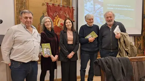 La Casa de León acogió este miércoles la presentación del libro que recoge los textos del II Concurso Literario Abel Hernández, un volumen que reúne cerca de 200 relatos breves elaborados a partir de una misma imagen y con una extensión máxima de 300 palabras.