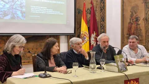 La Casa de León acogió este miércoles la presentación del libro que recoge los textos del II Concurso Literario Abel Hernández, un volumen que reúne cerca de 200 relatos breves elaborados a partir de una misma imagen y con una extensión máxima de 300 palabras.