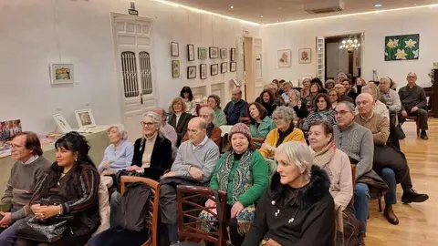 La Casa de León acogió este miércoles la presentación del libro que recoge los textos del II Concurso Literario Abel Hernández, un volumen que reúne cerca de 200 relatos breves elaborados a partir de una misma imagen y con una extensión máxima de 300 palabras.