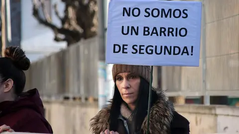 La Federación Leonesa de Ampas Sierra Pambley protestó este jueves contra los recortes educativos en el CEIP Antonio Valbuena de León. Foto: Peio García.