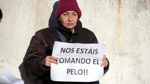 La Federación Leonesa de Ampas Sierra Pambley protestó este jueves contra los recortes educativos en el CEIP Antonio Valbuena de León. Foto: Peio García.