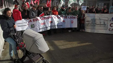 La Federación Leonesa de Ampas Sierra Pambley protestó este jueves contra los recortes educativos en el CEIP Antonio Valbuena de León. Foto: Peio García.