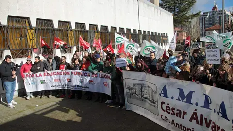 La Federación Leonesa de Ampas Sierra Pambley protestó este jueves contra los recortes educativos en el CEIP Antonio Valbuena de León. Foto: Peio García.