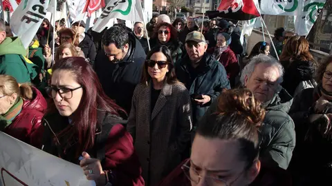 La Federación Leonesa de Ampas Sierra Pambley protestó este jueves contra los recortes educativos en el CEIP Antonio Valbuena de León. Foto: Peio García.
