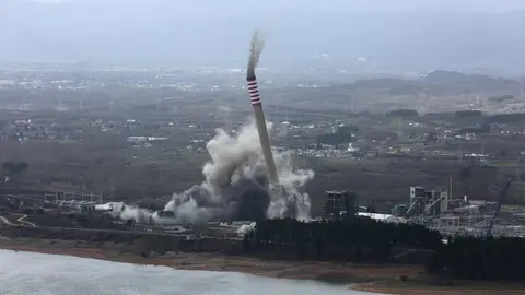 Demolición de las chimeneas de la antigua Central Térmica de Compostilla II de Cubillos del Sil (León)