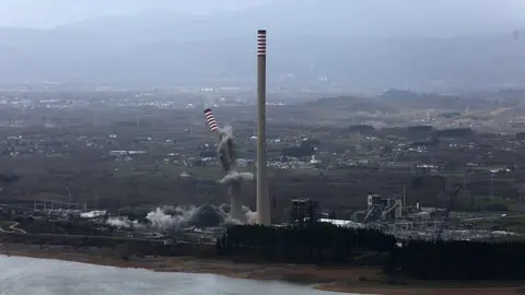 Demolición de las chimeneas de la antigua Central Térmica de Compostilla II de Cubillos del Sil (León)