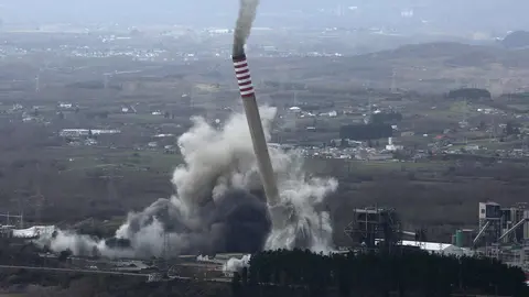 Demolición de las chimeneas de la antigua Central Térmica de Compostilla II de Cubillos del Sil (León)