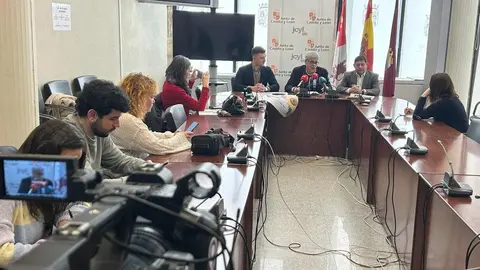 La Feria de febrero de Valencia de Don Juan (León), dedicada fundamentalmente al sector agrario, se celebra del 19 al 21 de febrero en el Complejo La Isla, con más de 160 expositores en su edición 105, según se explicó hoy en la presentación del encuentro, celebrada en la Delegación Territorial de la Junta en León.
