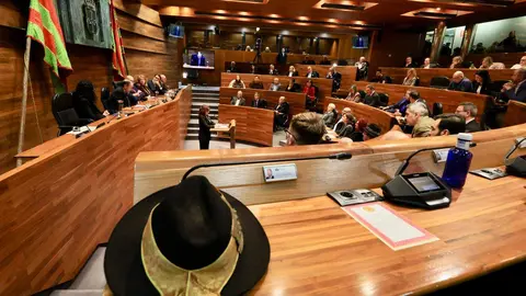 La Academia de las Artes, las Letras y las Ciencias de León ha clausurado en la Junta General del Principado de Asturias el programa cultural ‘Leyes Pioneras del Reino’, desarrollado en colaboración con el Parlamento asturiano y que ha contado con un amplio respaldo institucional.