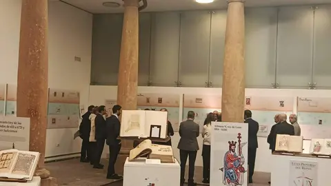 La Academia de las Artes, las Letras y las Ciencias de León ha clausurado en la Junta General del Principado de Asturias el programa cultural ‘Leyes Pioneras del Reino’, desarrollado en colaboración con el Parlamento asturiano y que ha contado con un amplio respaldo institucional.