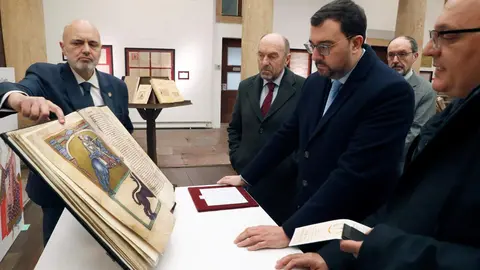 La Academia de las Artes, las Letras y las Ciencias de León ha clausurado en la Junta General del Principado de Asturias el programa cultural ‘Leyes Pioneras del Reino’, desarrollado en colaboración con el Parlamento asturiano y que ha contado con un amplio respaldo institucional.