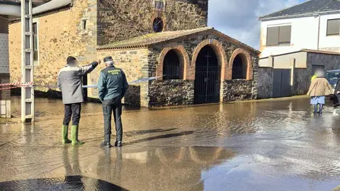 Imágenes dela Guardia Civil en la localidad de Castrillo de Cepeda.