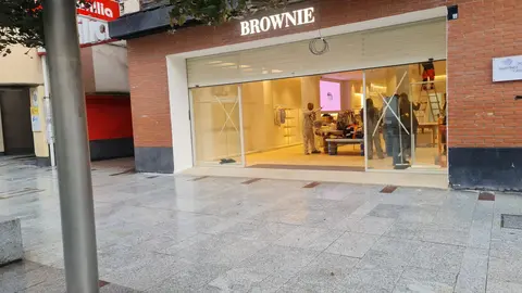 La llegada de Brownie este fin de semana a Ordoño II tras semanas de obras confirma el tirón de la avenida, que suma moda y ópticas tras meses de aperturas encadenadas.