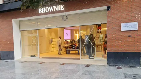 La llegada de Brownie este fin de semana a Ordoño II tras semanas de obras confirma el tirón de la avenida, que suma moda y ópticas tras meses de aperturas encadenadas.