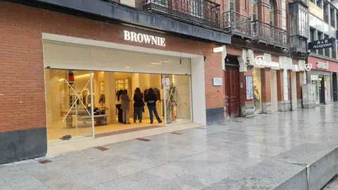 La llegada de Brownie este fin de semana a Ordoño II tras semanas de obras confirma el tirón de la avenida, que suma moda y ópticas tras meses de aperturas encadenadas.