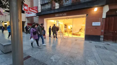 La llegada de Brownie este fin de semana a Ordoño II tras semanas de obras confirma el tirón de la avenida, que suma moda y ópticas tras meses de aperturas encadenadas.