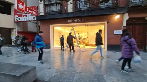 La llegada de Brownie este fin de semana a Ordoño II tras semanas de obras confirma el tirón de la avenida, que suma moda y ópticas tras meses de aperturas encadenadas.