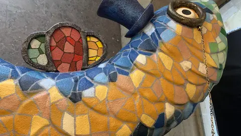 Una sardina de trencadís, icono del carnaval de León, ya se puede visitar en San Marcelo. Foto: A.F.R.