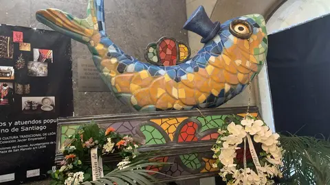 Una sardina de trencadís, icono del carnaval de León, ya se puede visitar en San Marcelo. Foto: A.F.R.