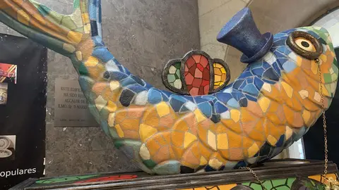 Una sardina de trencadís, icono del carnaval de León, ya se puede visitar en San Marcelo. Foto: A.F.R.