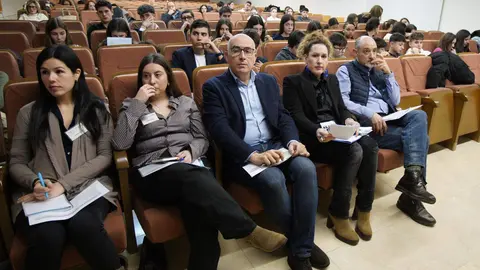 Casi medio centenar de ponentes, 24 parejas, participan hoy en la VII edición del Congreso de Jóvenes Expertos en el Campus del Bierzo de la Universidad de León, una cita impulsada desde la Fundación Ciudad de la Energía en colaboración con este centro universitario y la UNED. Foto: César Sánchez.