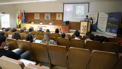 Casi medio centenar de ponentes, 24 parejas, participan hoy en la VII edición del Congreso de Jóvenes Expertos en el Campus del Bierzo de la Universidad de León, una cita impulsada desde la Fundación Ciudad de la Energía en colaboración con este centro universitario y la UNED. Foto: César Sánchez.