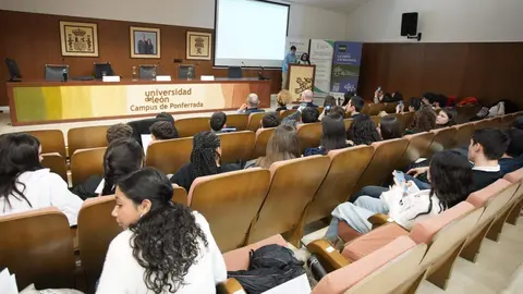 Casi medio centenar de ponentes, 24 parejas, participan hoy en la VII edición del Congreso de Jóvenes Expertos en el Campus del Bierzo de la Universidad de León, una cita impulsada desde la Fundación Ciudad de la Energía en colaboración con este centro universitario y la UNED. Foto: César Sánchez.
