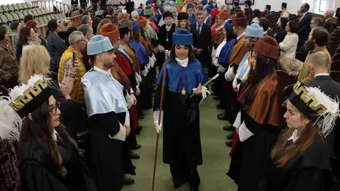 La rectora de la Universidad de León, Nuria González, preside el acto de investidura como doctor ‘honoris causa’ de César de la Fuente Núñez y de Sergio Boixo Castrillo. Fotos: Peio Garcia