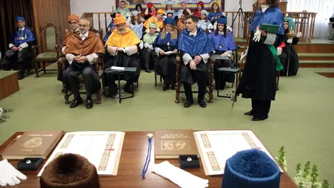 La rectora de la Universidad de León, Nuria González, preside el acto de investidura como doctor ‘honoris causa’ de César de la Fuente Núñez y de Sergio Boixo Castrillo. Fotos: Peio Garcia