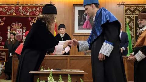 La rectora de la Universidad de León, Nuria González, preside el acto de investidura como doctor ‘honoris causa’ de César de la Fuente Núñez y de Sergio Boixo Castrillo. Fotos: Peio Garcia