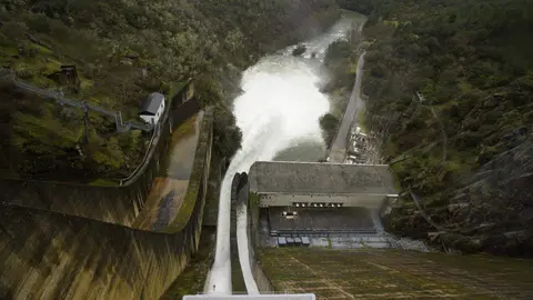 Desembalse de la presa del pantano de Bárcena, debido a la gran cantidad de lluvia acumulada por el temporal de lluvias. Fotos: César Sánchez