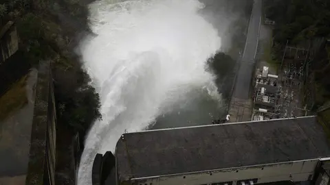 Desembalse de la presa del pantano de Bárcena, debido a la gran cantidad de lluvia acumulada por el temporal de lluvias. Fotos: César Sánchez