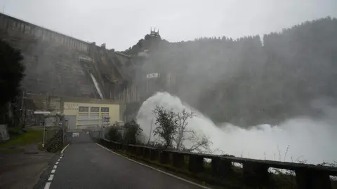 Desembalse de la presa del pantano de Bárcena, debido a la gran cantidad de lluvia acumulada por el temporal de lluvias. Fotos: César Sánchez