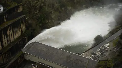 Desembalse de la presa del pantano de Bárcena, debido a la gran cantidad de lluvia acumulada por el temporal de lluvias. Fotos: César Sánchez