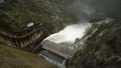 Desembalse de la presa del pantano de Bárcena, debido a la gran cantidad de lluvia acumulada por el temporal de lluvias. Fotos: César Sánchez